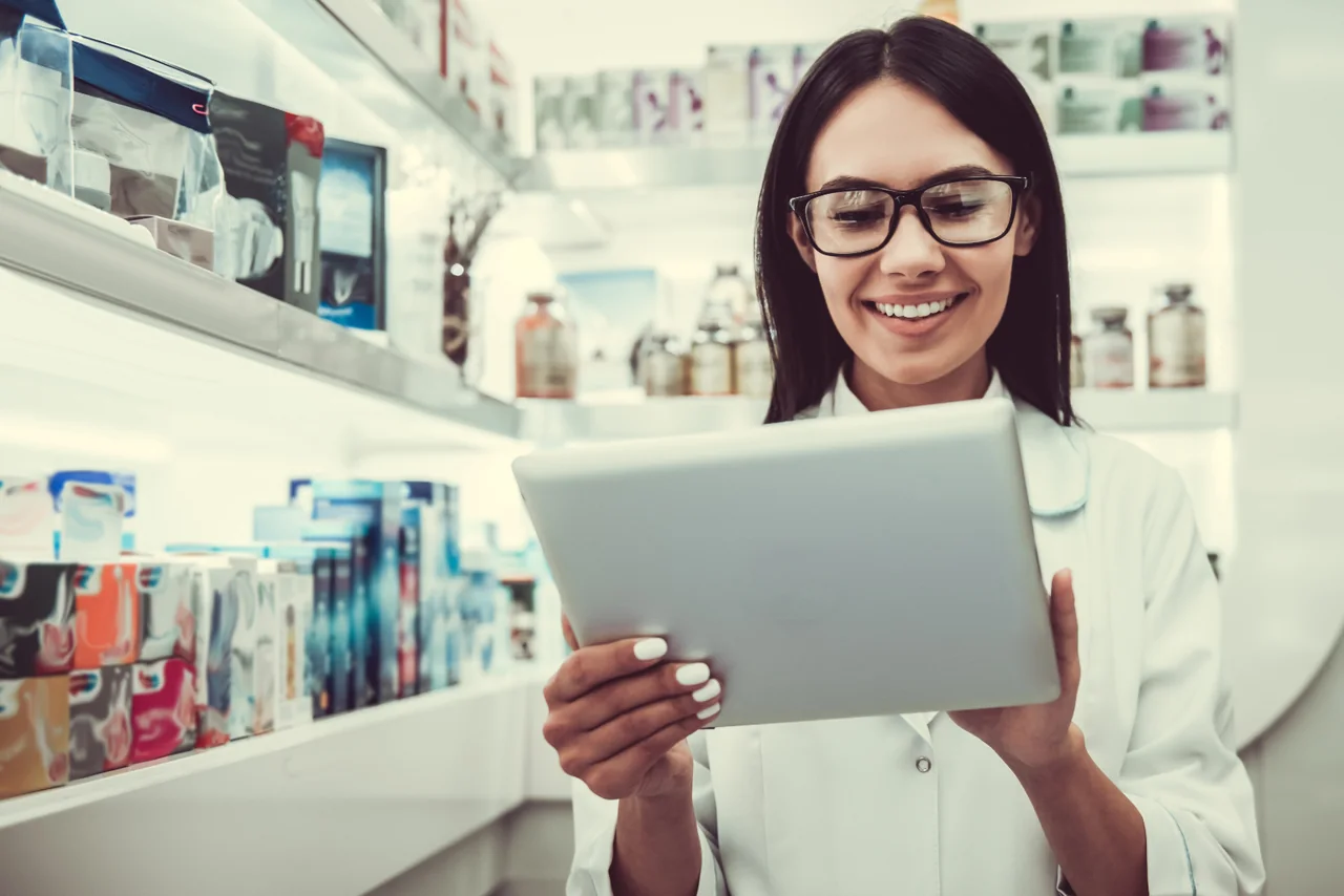 Lékárnice používá tablet při práci